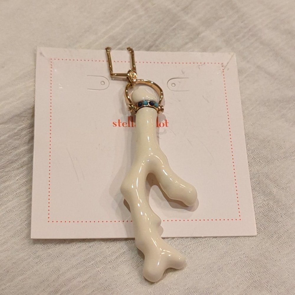 Stella and Dot Cameron Pendant